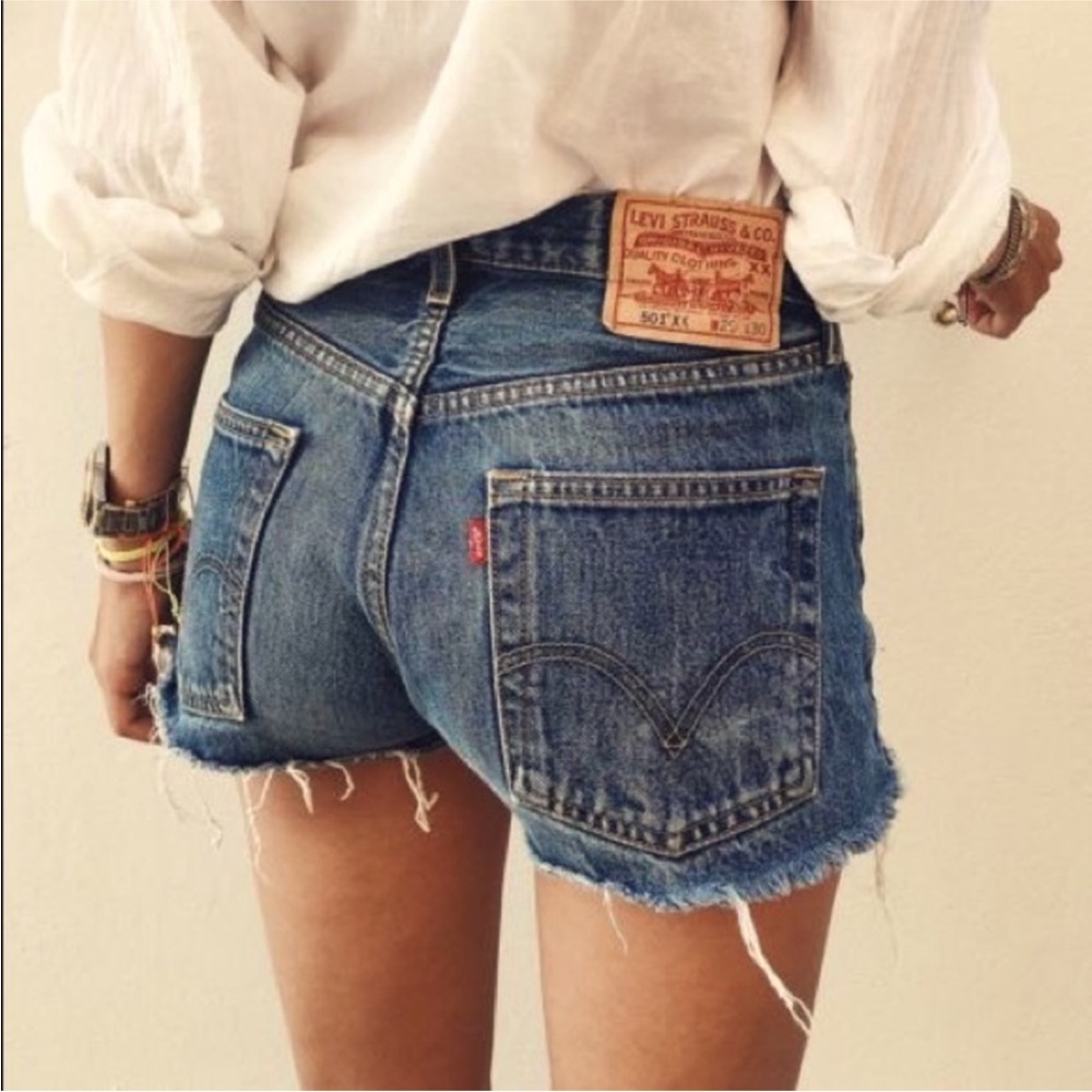 Levi’s Cutoff Denim Shorts. Size: 26. Excellent condition 💙